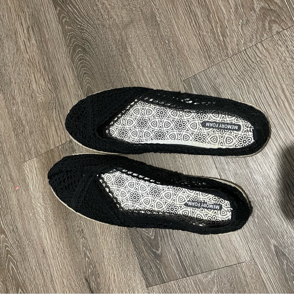 Cute time and try crochet-style flat.